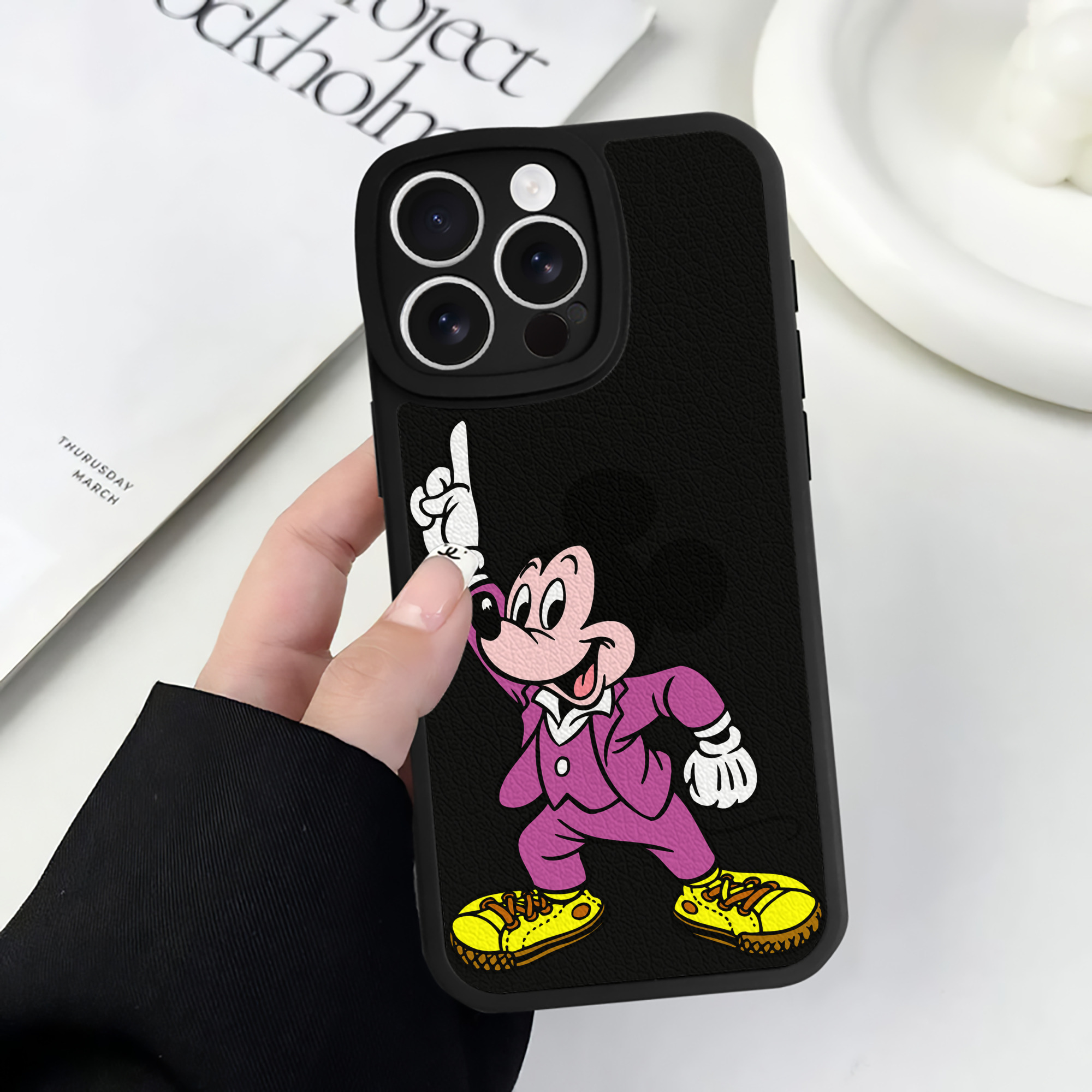 （画像用） ミッキーマウス Mickey Mouse 【iPhone 16シリーズ対応】シリコンスマホケース（レザー調） 材質：シリコン